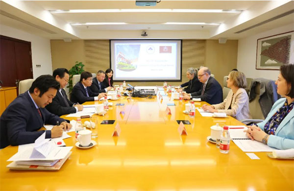 窦贤康主任会见英国皇家学会代表团