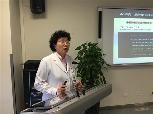 论文通讯作者王卫庆教授介绍相关研究成果